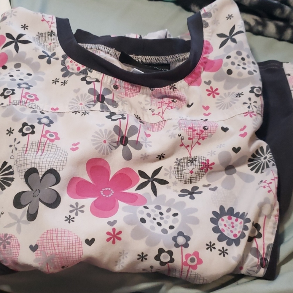 Cherokee scrub top